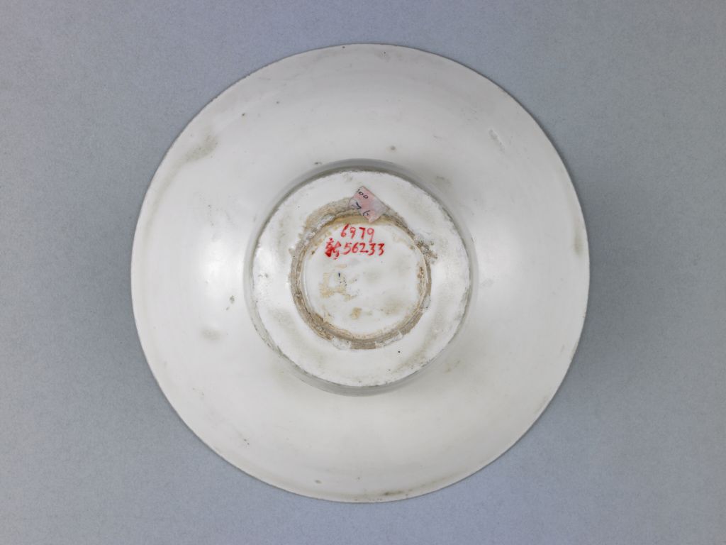 图片[3]-Ding Kiln white glaze carved flower pattern spittle bowl-China Archive